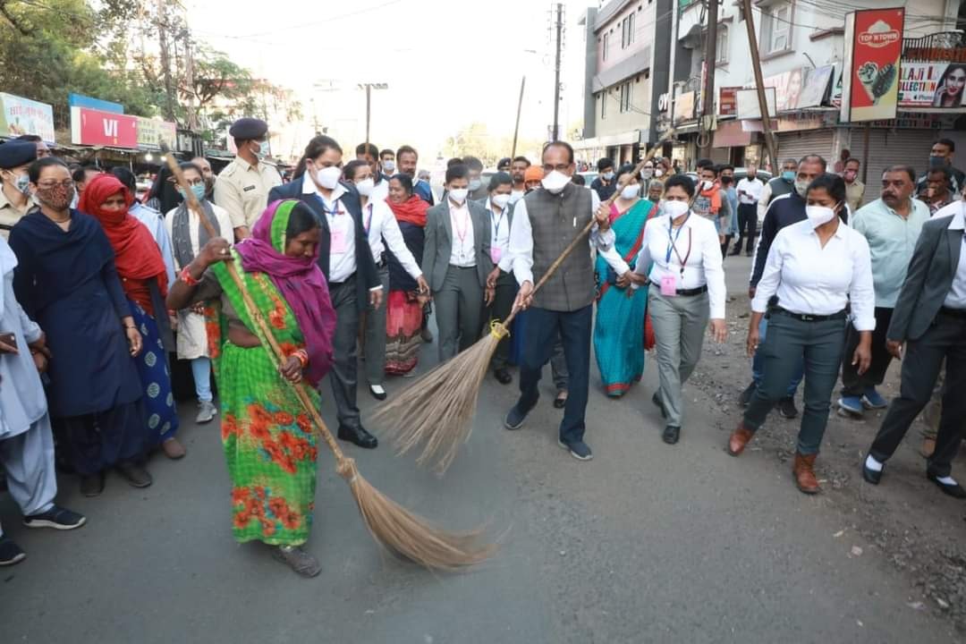 Women's Day: महिला सफाई कर्मचारियों के साथ सीएम शिवराज ने सड़क पर लगाई झाड़ू