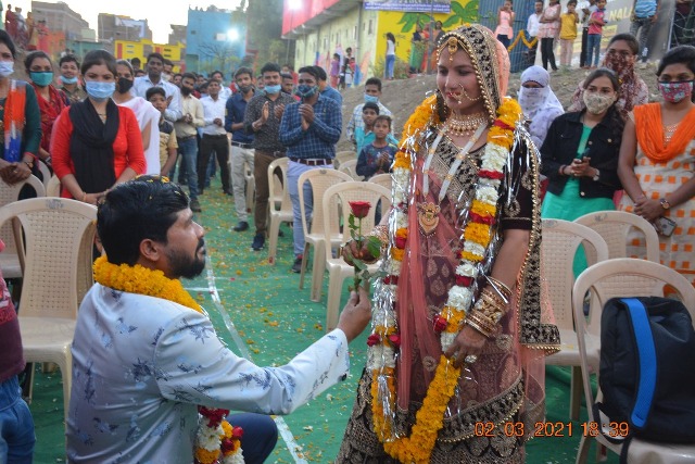 Indore News : इंदौर में दिखा अद्भुत नजारा, स्वच्छ नाले में मनाई विवाह वर्षगांठ
