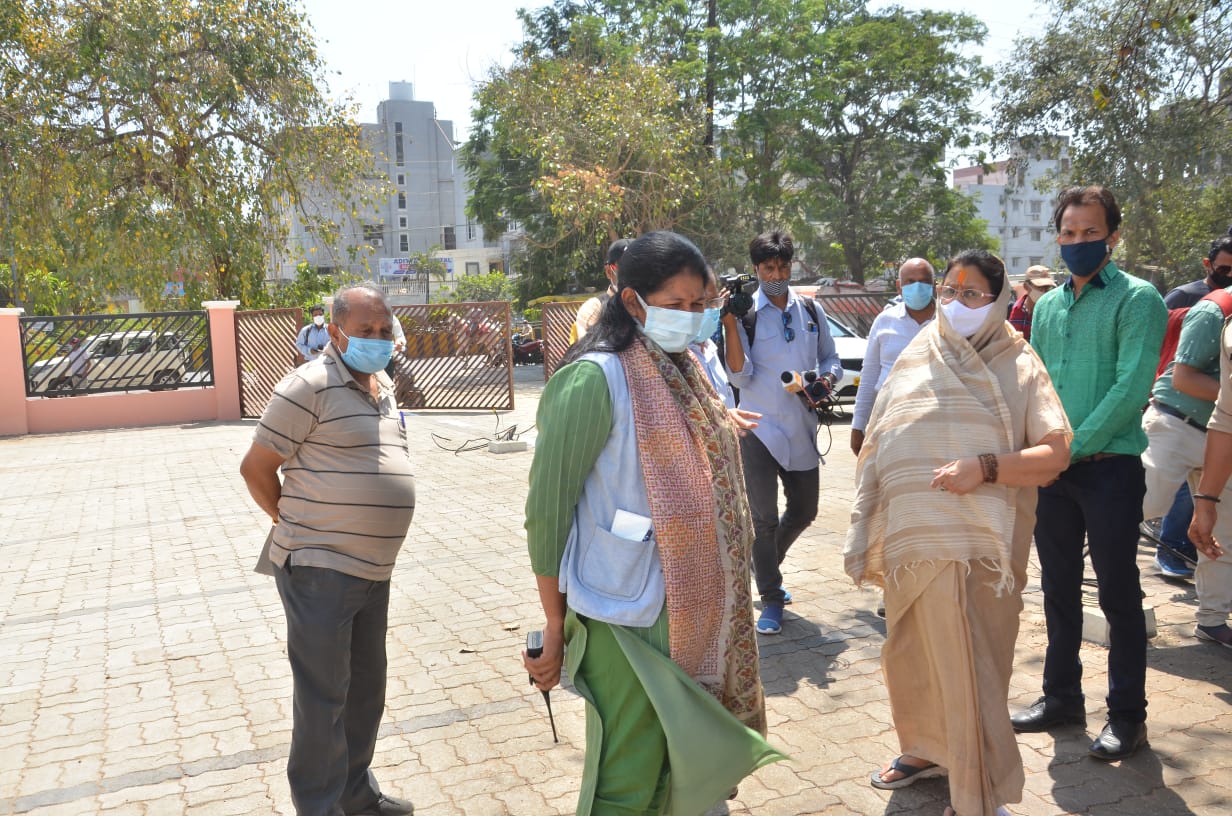Indore News: दशहरा मैदान-विश्रामबाग का दौरा करने पहुंची निगम आयुक्त और पूर्व महापौर मालिनी गौड़