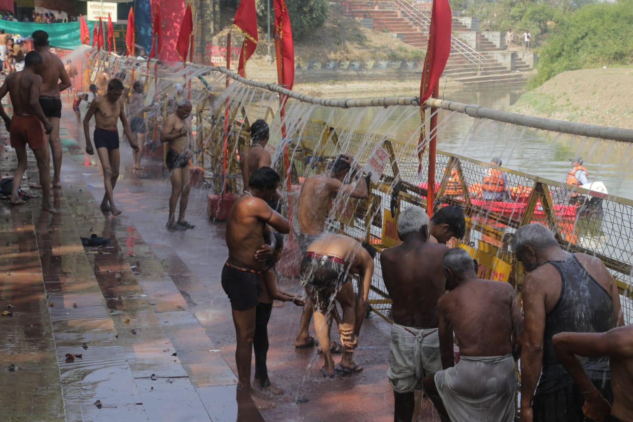 शनिश्चरी अमावस्या : त्रिवेणी घाट पर फव्वारे से हुआ स्नान, व्यवस्थाओं से खुश नजर आए श्रद्धालु