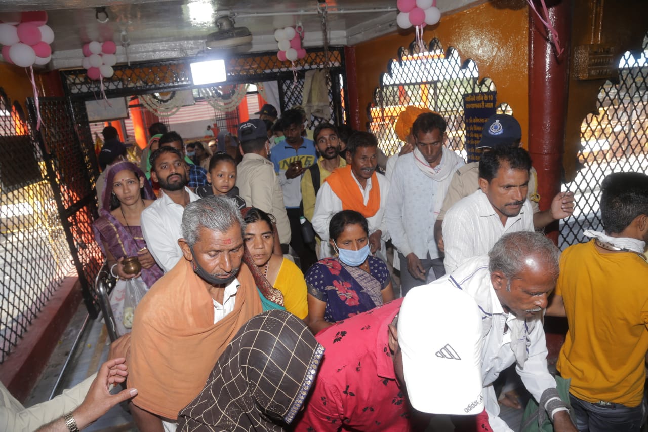 शनिश्चरी अमावस्या : त्रिवेणी घाट पर फव्वारे से हुआ स्नान, व्यवस्थाओं से खुश नजर आए श्रद्धालु