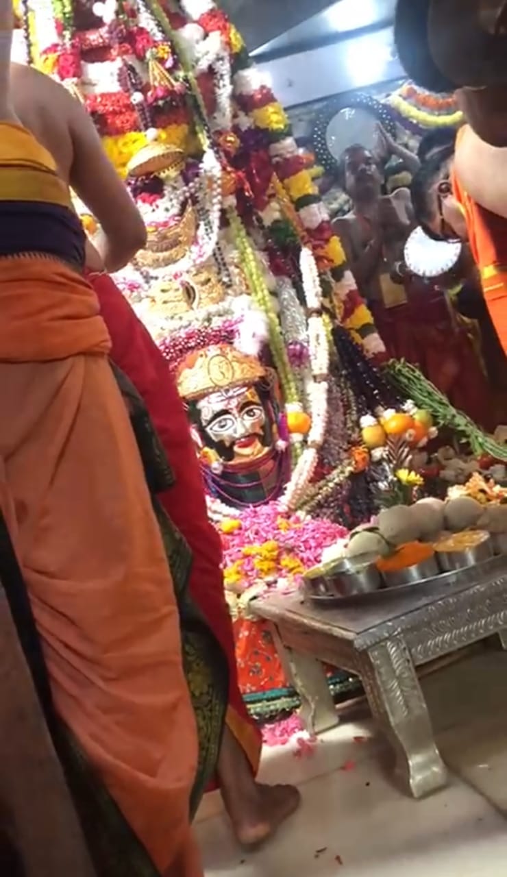 भोलेनाथ के सर पर सजा फूलों का सेहरा, देखें वीडियो