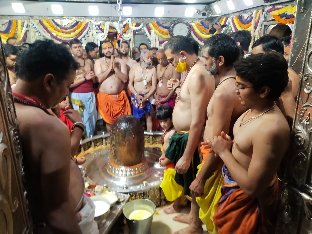 महाशिवरात्रि के दूसरे दिन पुष्प मुकुट में महाकाल ने दिए दर्शन, पहली बार दिन में हुई भस्मार्ती
