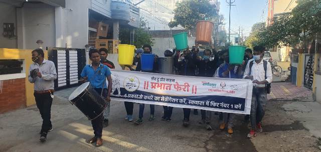 डोर टू डोर वाहन प्रभात फेरी के दौरान रहवासियों ने किया निगम कर्मचारियों का सम्मान