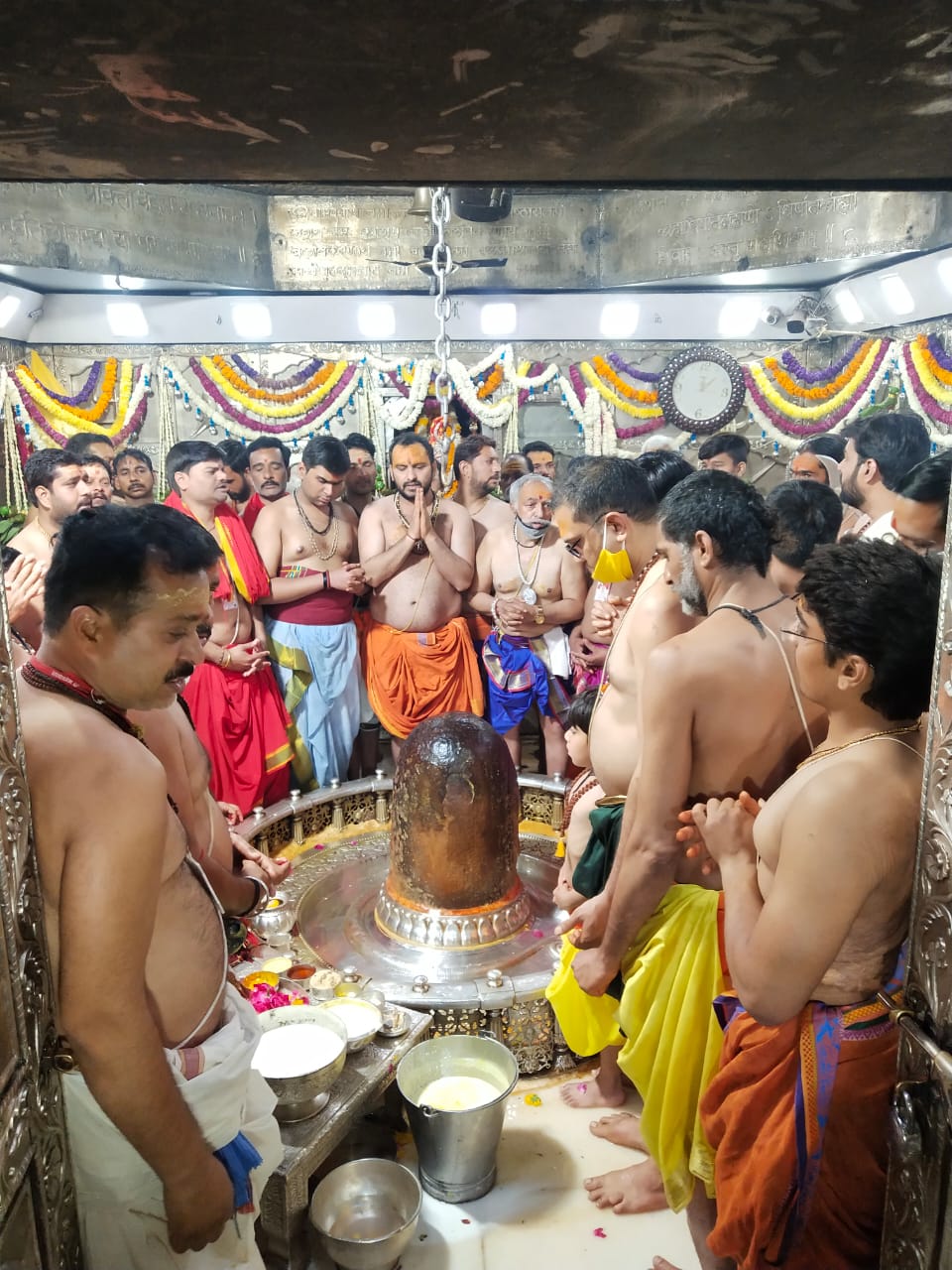 महाशिवरात्रि के दूसरे दिन पुष्प मुकुट में महाकाल ने दिए दर्शन, पहली बार दिन में हुई भस्मार्ती