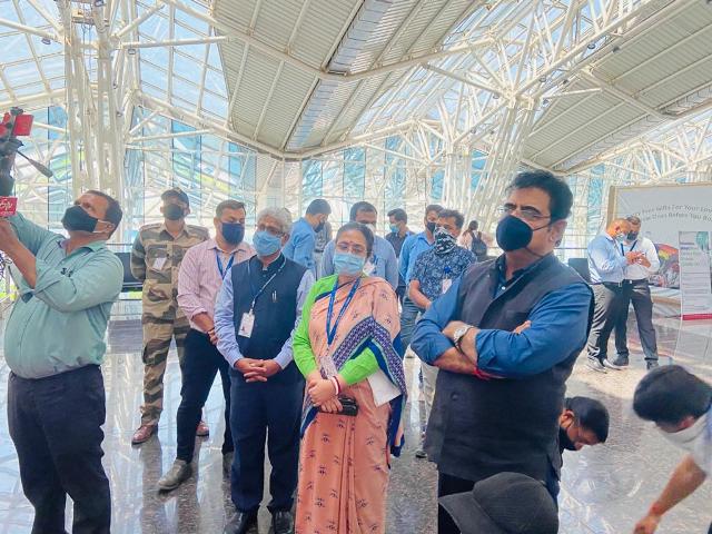 इंदौर एयरपोर्ट पर अब यात्री लिखेंगे भारत के स्वर्णिम भविष्य पर अपनी अभिव्यक्ति