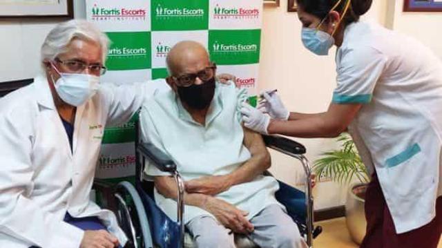 कोरोना वैक्सीनेशन पर जिला प्रशासन सख्त, 107 साल के कृष्णदास को लगवाया टीका