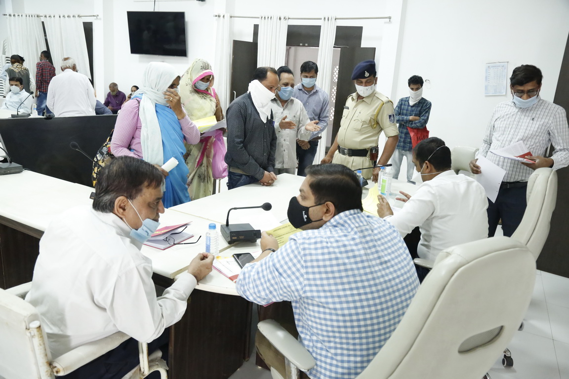 उज्जैन कलेक्टर द्वारा आज जनसुनवाई में लोगों की शिकायतों का हुआ निराकरण