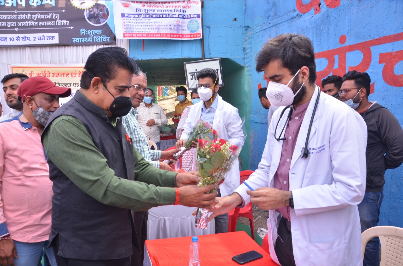 Indore News: सुखे नाले में लगा निशुल्क स्वास्थ्य परीक्षण शिविर, स्वास्थ्यकर्मियों का किया सम्मान
