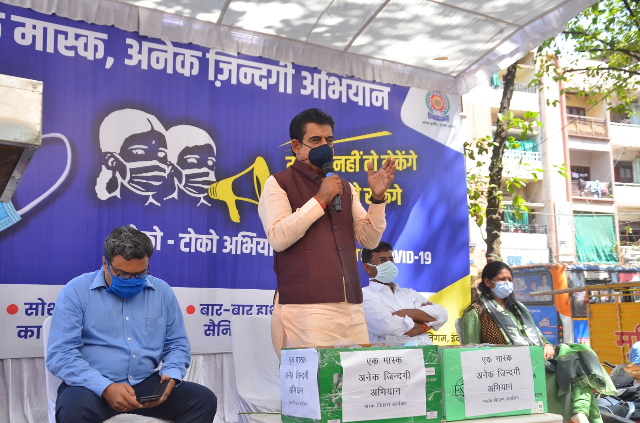 Indore News: CM के आव्हान पर "रोको-टोको अभियान" के तहत बांटे गए मास्क