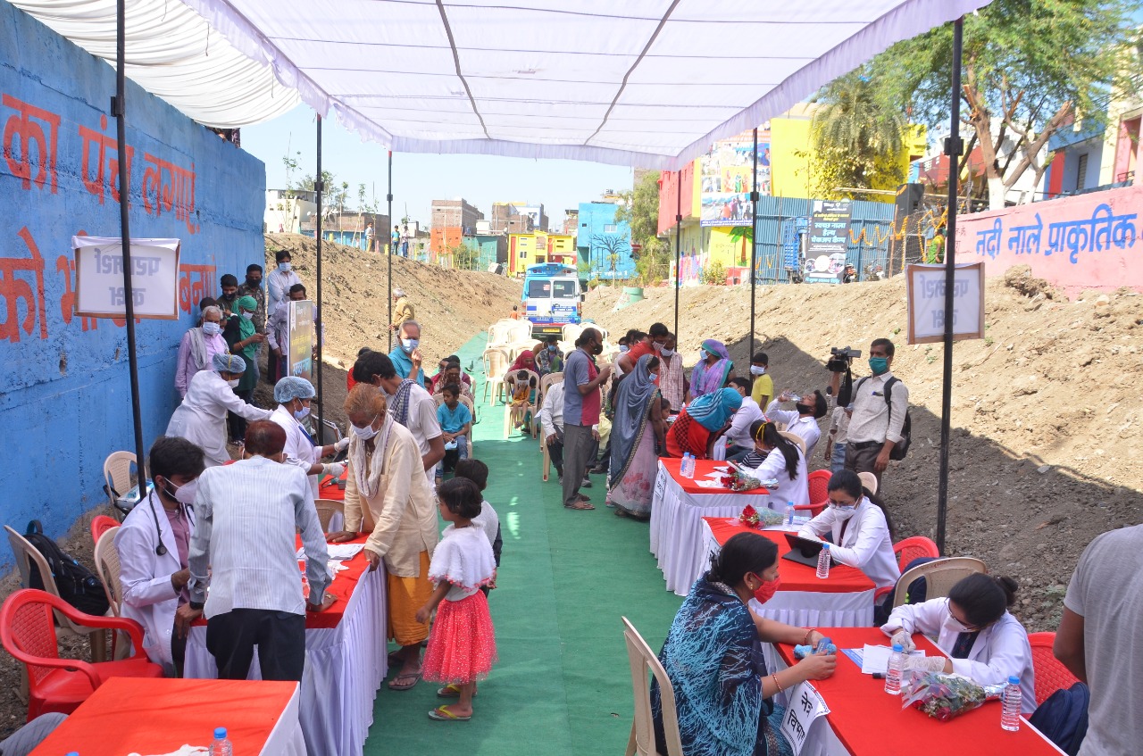 Indore News: सुखे नाले में लगा निशुल्क स्वास्थ्य परीक्षण शिविर, स्वास्थ्यकर्मियों का किया सम्मान