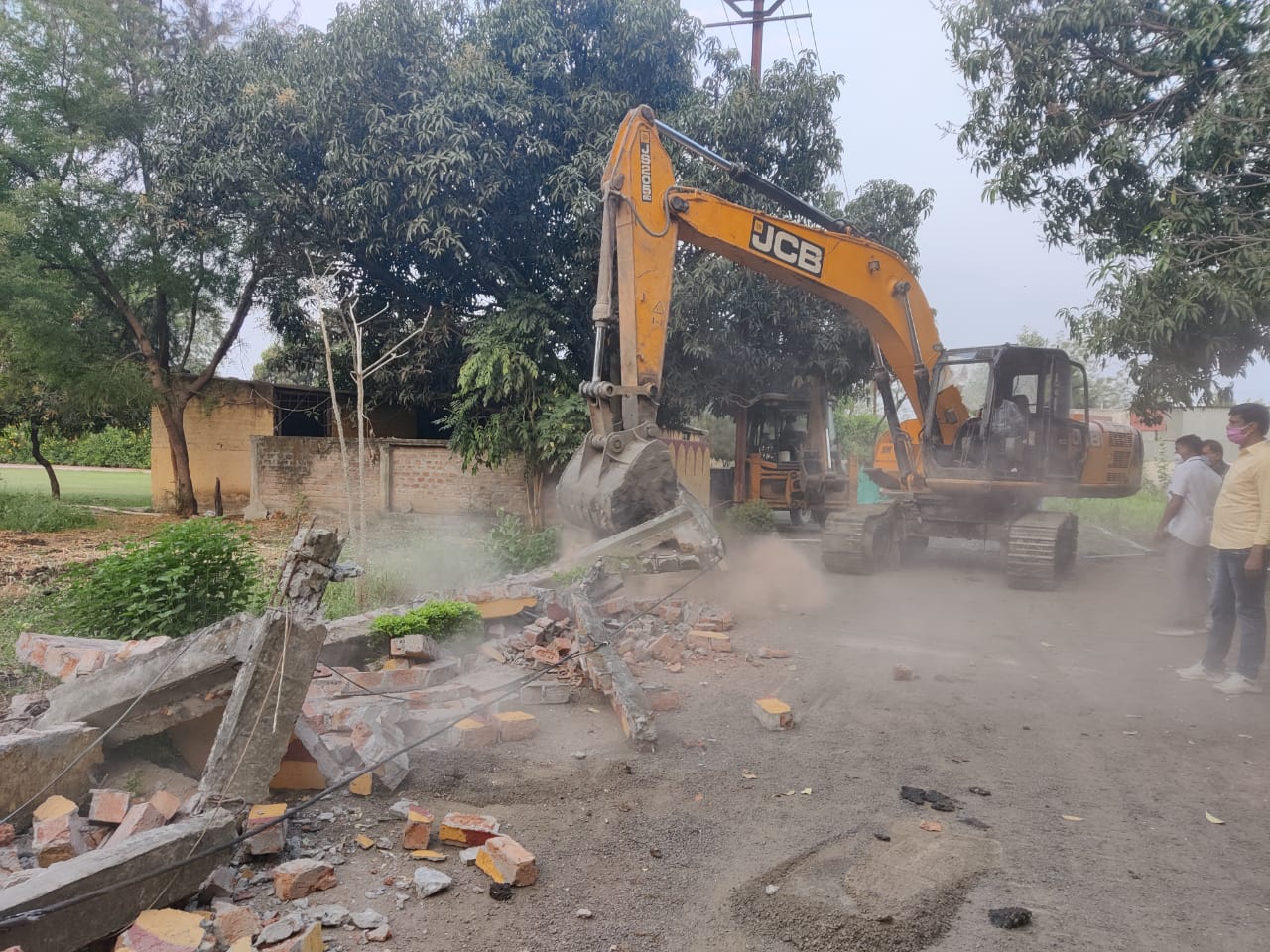 अवैध निर्माण पर आयुक्त का एक्शन, 10 एकड में रिमूव्हल विभाग की कार्रवाई