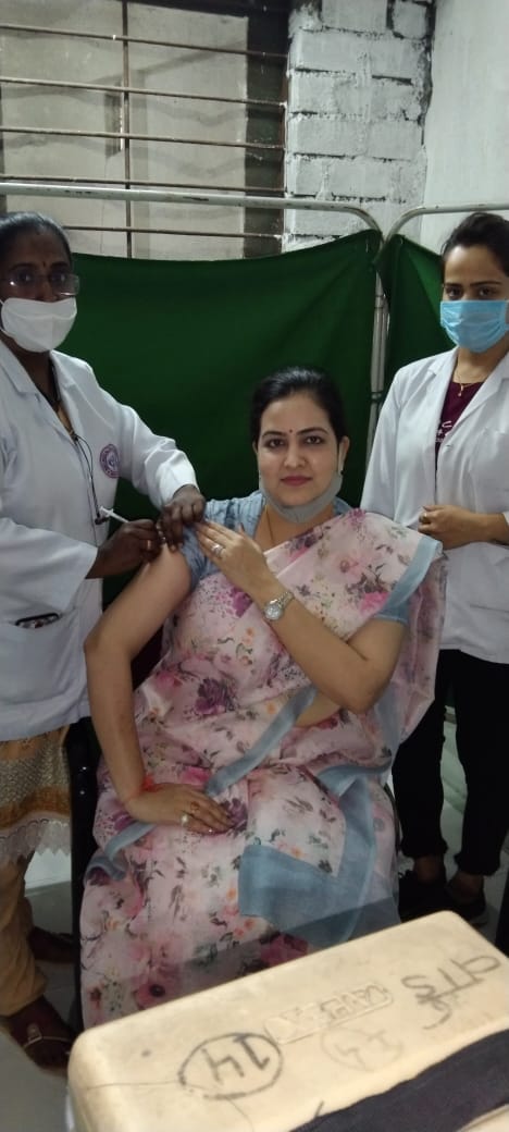 इंडेक्स मेडिकल कॉलेज में 92 वर्षीय कुमुदिनी देशमुख ने व्हील चेयर पर आकर वैक्सीन लगवाई