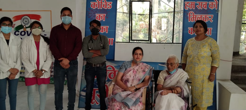 इंडेक्स मेडिकल कॉलेज में 92 वर्षीय कुमुदिनी देशमुख ने व्हील चेयर पर आकर वैक्सीन लगवाई
