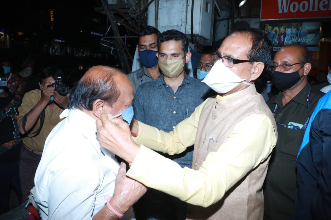 सड़को पर मास्क बांटकर लोगों को जागरूक कर रहे CM शिवराज
