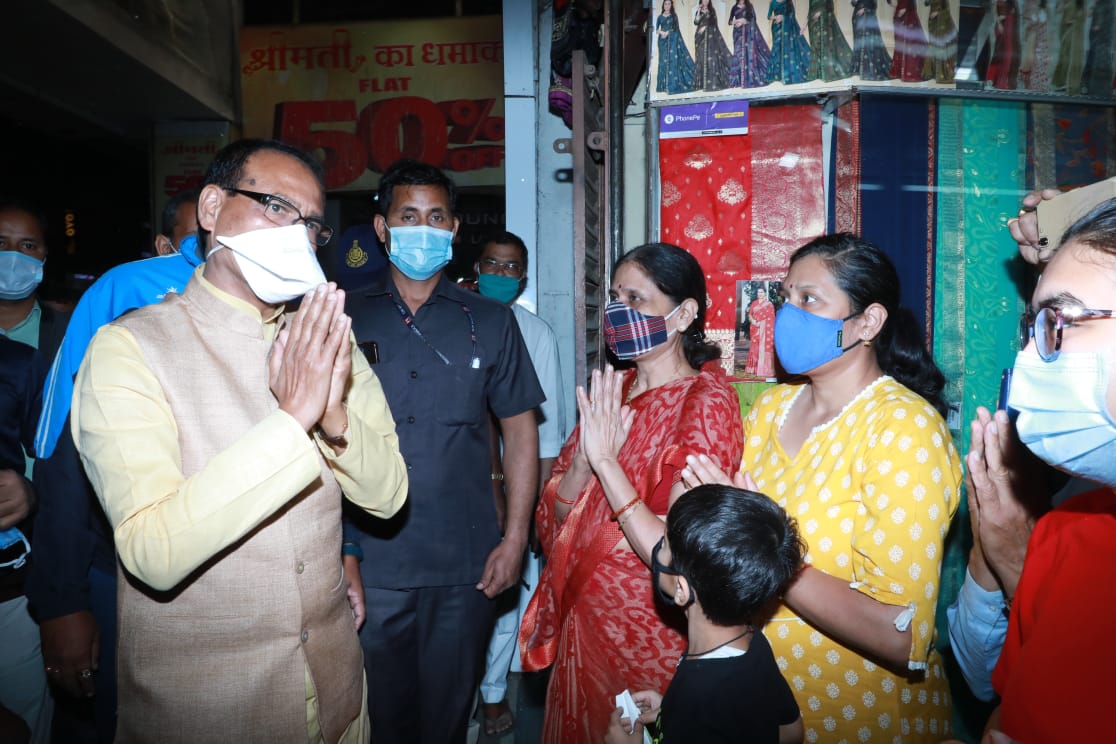 सड़को पर मास्क बांटकर लोगों को जागरूक कर रहे CM शिवराज