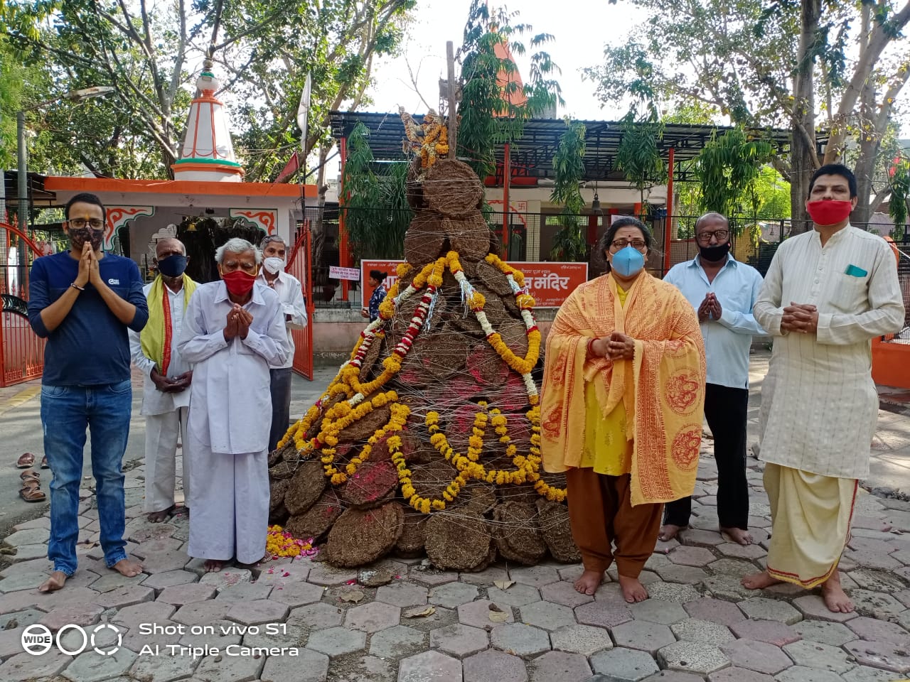 Indore News: 12वे वर्ष भी जलेगी गोबर के कंडो से निर्मित होली