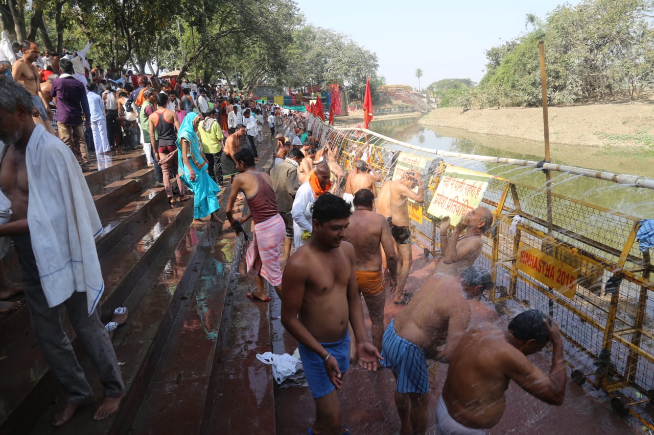 शनिश्चरी अमावस्या : त्रिवेणी घाट पर फव्वारे से हुआ स्नान, व्यवस्थाओं से खुश नजर आए श्रद्धालु