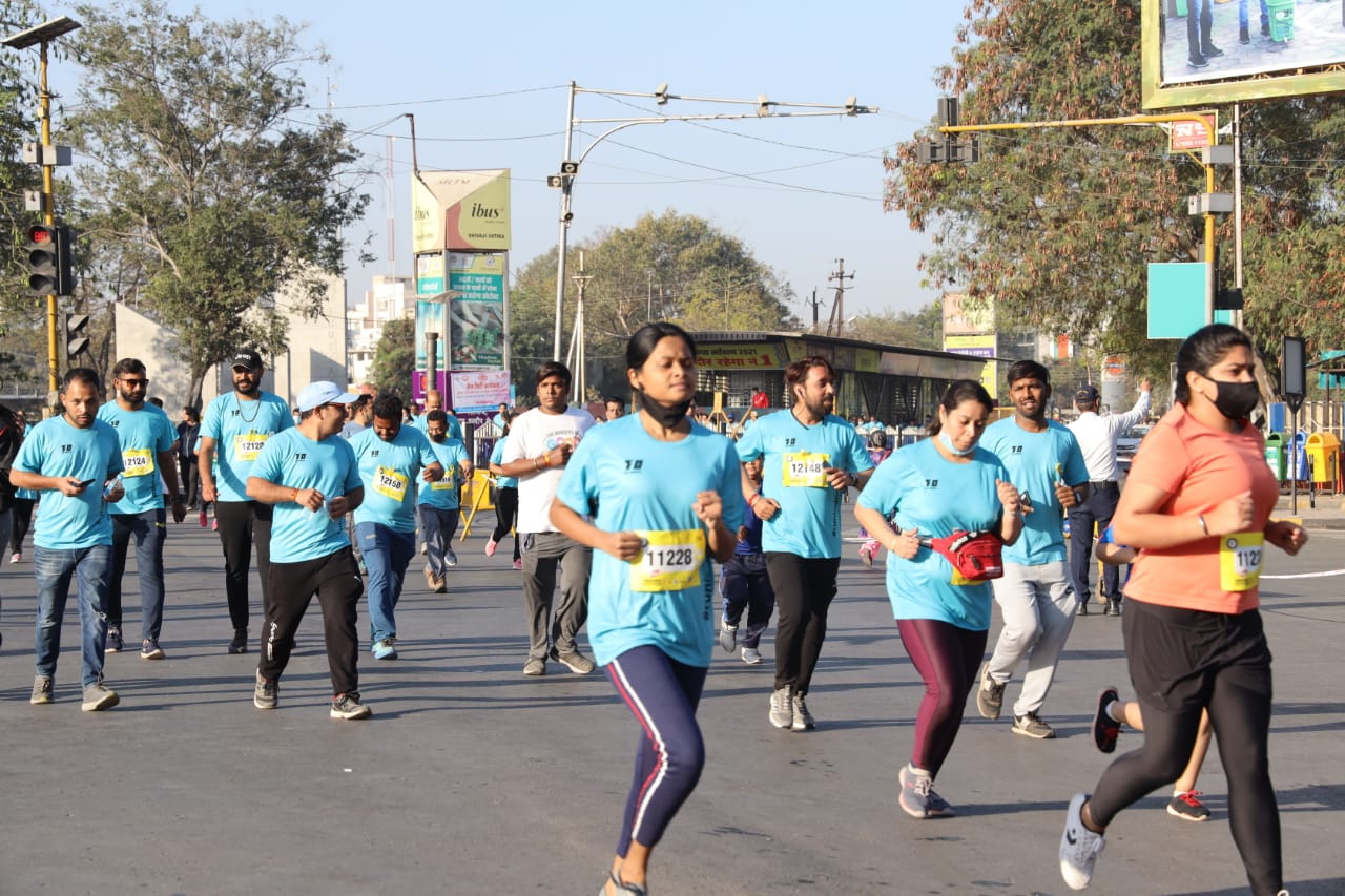 कोरोना को हराने के लिए दौड़ा इंदौर, सेहत के साथ महिला सुरक्षा और ट्रैफिक नियमों के पालन का दिया संदेश
