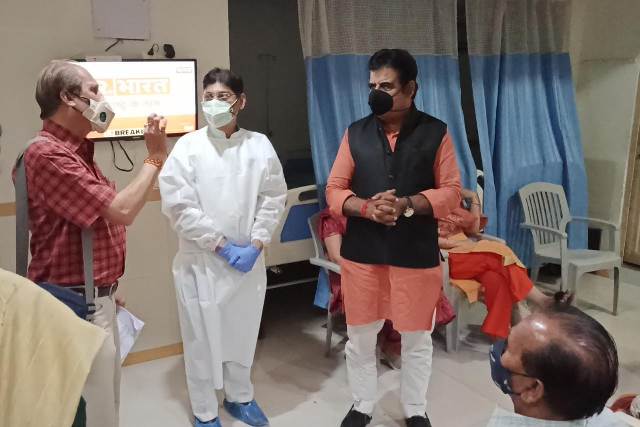 सांसद लालवानी ने लगवाई कोरोना वैक्सीन, कहा- बुजुर्गों को घर से लाकर लगवाएंगे वैक्सीन