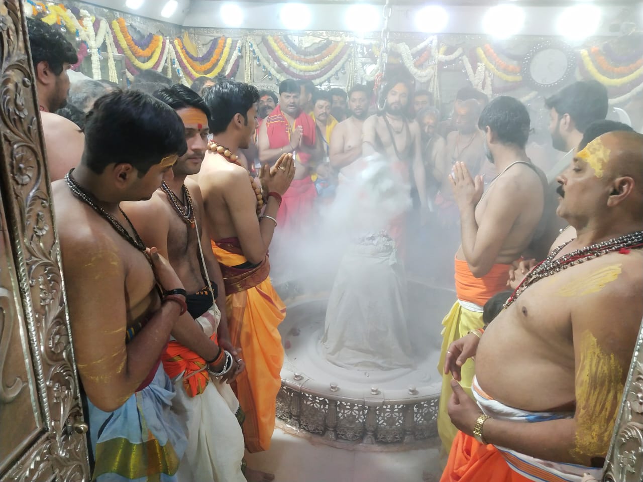 महाशिवरात्रि के दूसरे दिन पुष्प मुकुट में महाकाल ने दिए दर्शन, पहली बार दिन में हुई भस्मार्ती