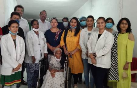 Indore News : इंडेक्स अस्पताल में 94 वर्ष की वृद्धा को लगी कोरोना वैक्सीन