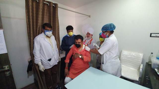 सांसद लालवानी ने लगवाई कोरोना वैक्सीन, कहा- बुजुर्गों को घर से लाकर लगवाएंगे वैक्सीन