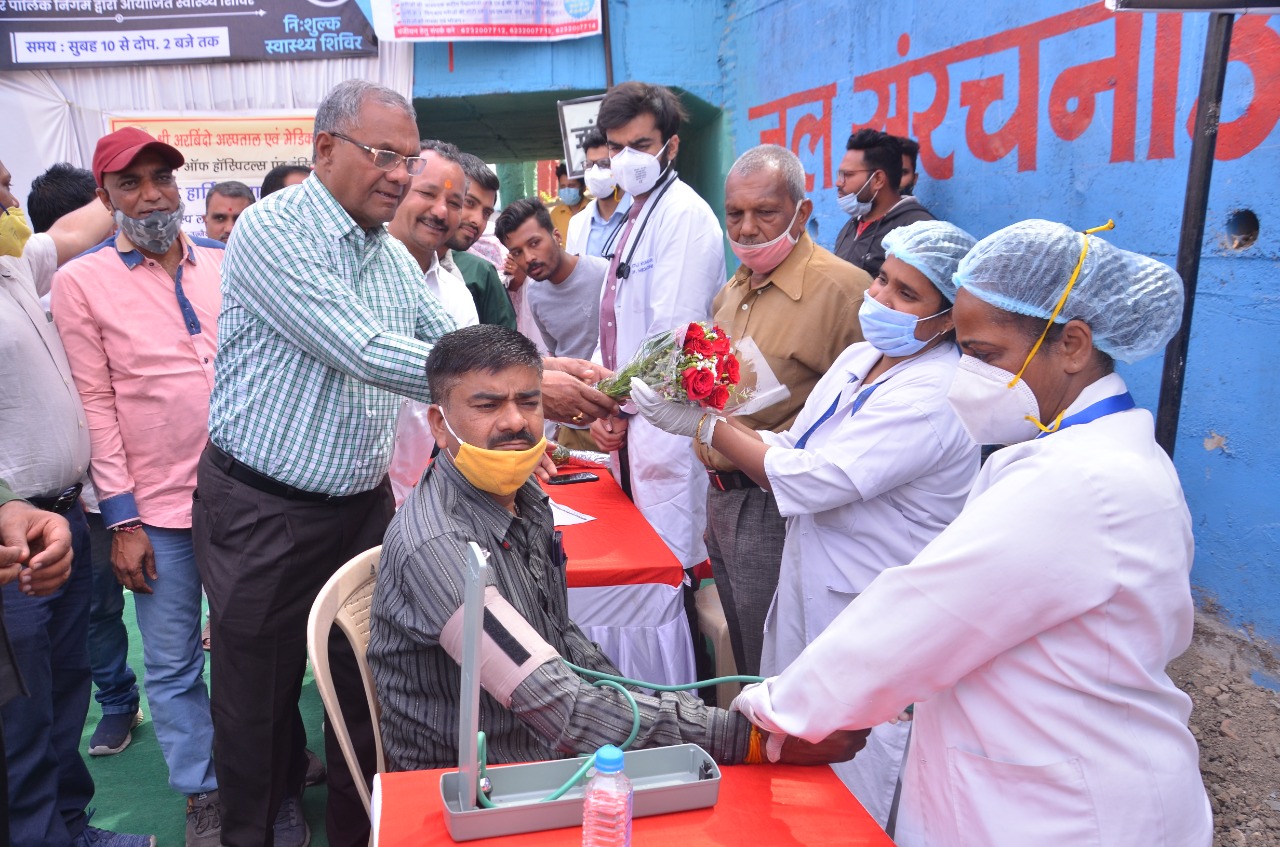 Indore News: सुखे नाले में लगा निशुल्क स्वास्थ्य परीक्षण शिविर, स्वास्थ्यकर्मियों का किया सम्मान