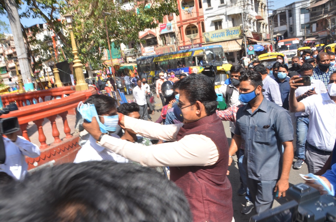 Indore News: CM के आव्हान पर "रोको-टोको अभियान" के तहत बांटे गए मास्क