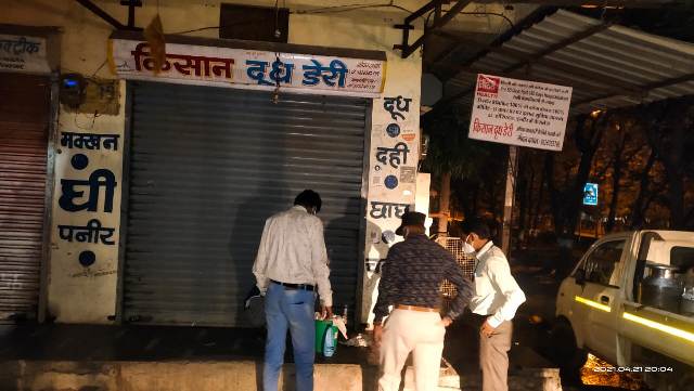 Indore News : कोरोना कर्फ्यू का उल्लंघन कर खोली दुकान, प्रशासन ने की सील
