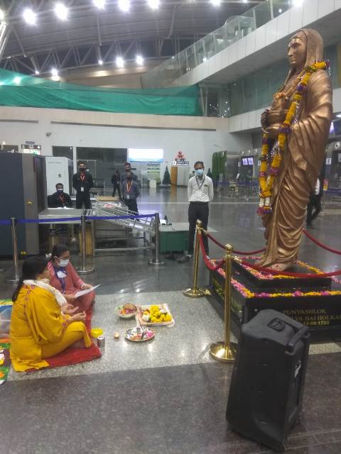 कोरोना भगाने के लिए इंदौर में मंत्री उषा ठाकुर ने की पूजा