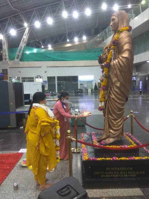 कोरोना भगाने के लिए इंदौर में मंत्री उषा ठाकुर ने की पूजा