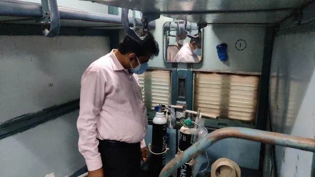 आइसोलेशन कोच देखने टीही पहुंचे लालवानी, कहा-कोरोना से लड़ाई में सभी एक साथ