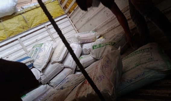 कोरोना कर्फ्यू के दौरान पॉलिथीन की थैली परिवहन करने पर माल जब्त