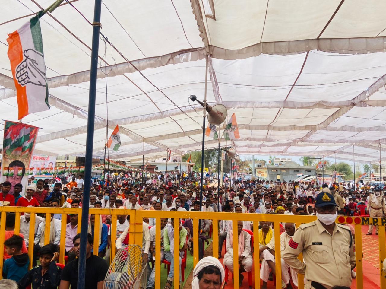 जनता को राहत पहुंचाने की बजाय मिंटो हाल में नौटंकी पर बैठ गए CM शिवराज - कमलनाथ