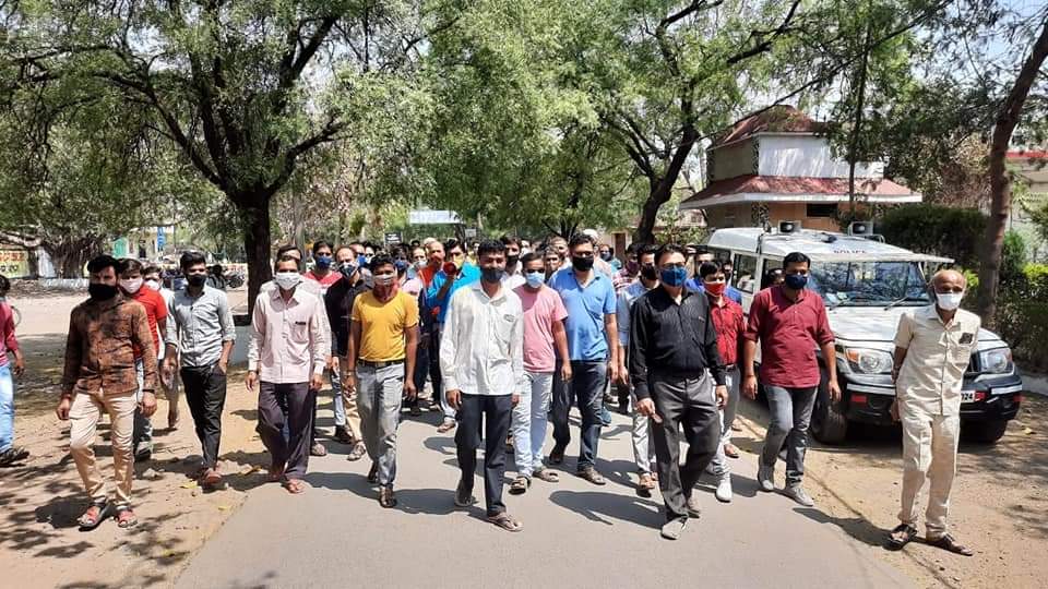 सारंगपुर: व्यापारियों ने रखी कोविड नियमों का पालन कर दुकान खोलने की मांग, लगाए नारे 
