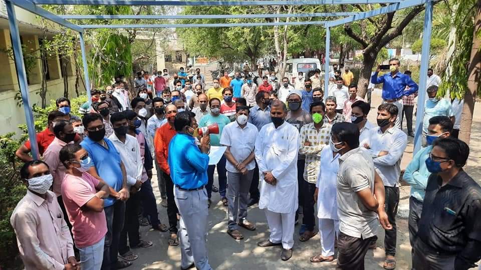 सारंगपुर: व्यापारियों ने रखी कोविड नियमों का पालन कर दुकान खोलने की मांग, लगाए नारे 