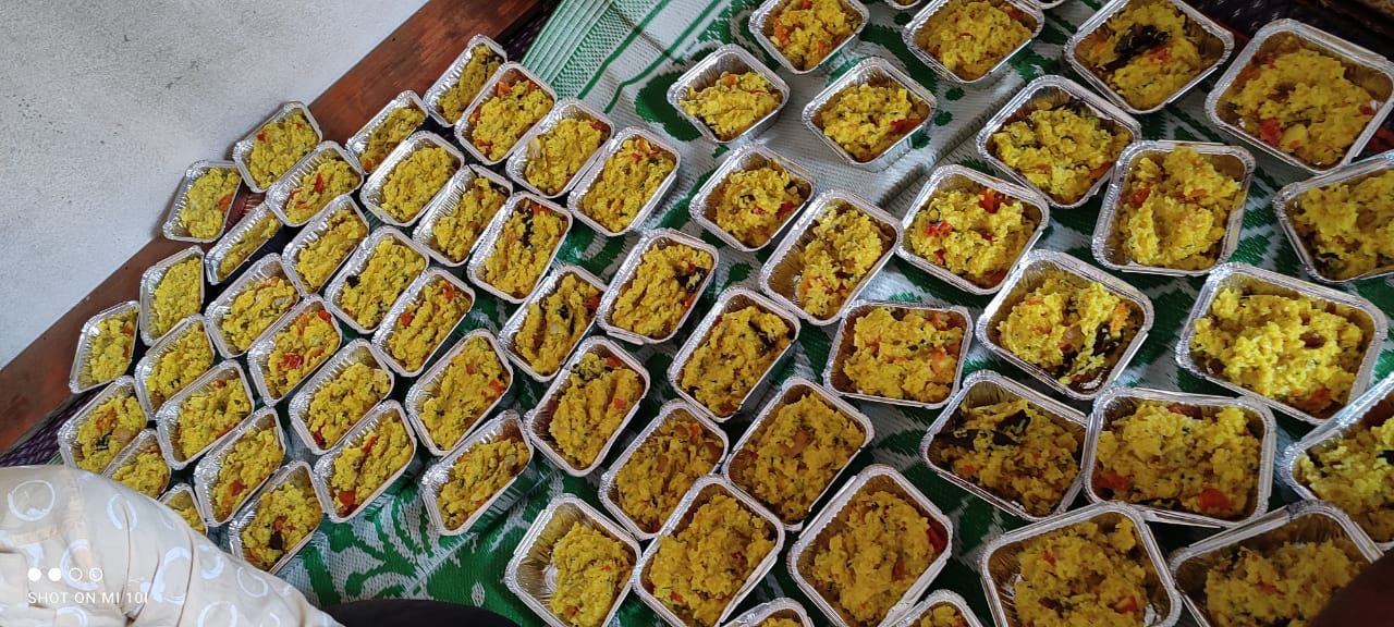 ऑटो रिक्शा ड्राइवर का अनूठा प्रयास, फुटपाथ पर जीवन गुजार रहे लोगों को रोजाना खिला रहे भोजन