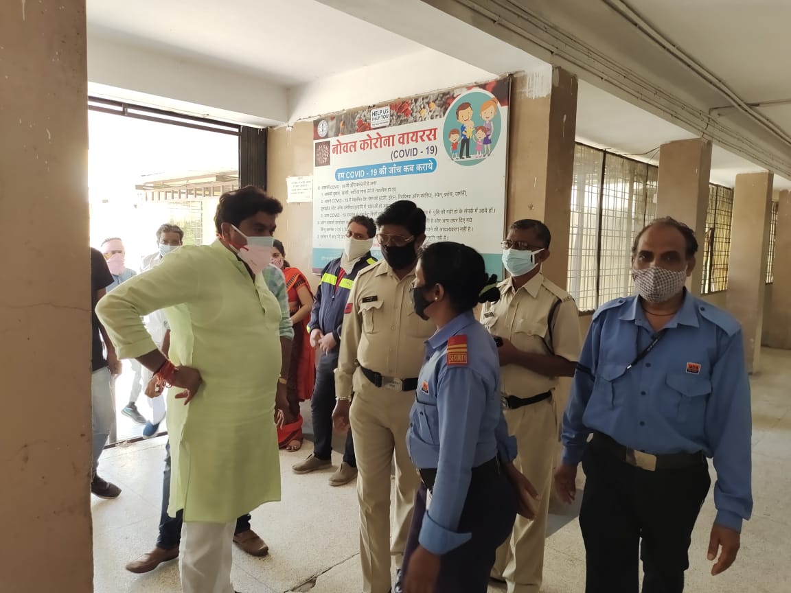 Indore News: कांग्रेस विधायक संजय शुक्ला का अस्पतालों पर छापा, सामने आई प्रशासन की लापरवाही