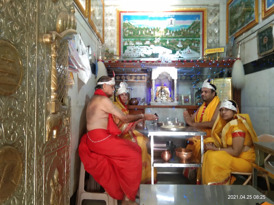 महावीर जयंती: घरों में पूजा पाठ कर लोगों ने मनाया जनकल्याण उत्सव, देखें तस्वीरें 