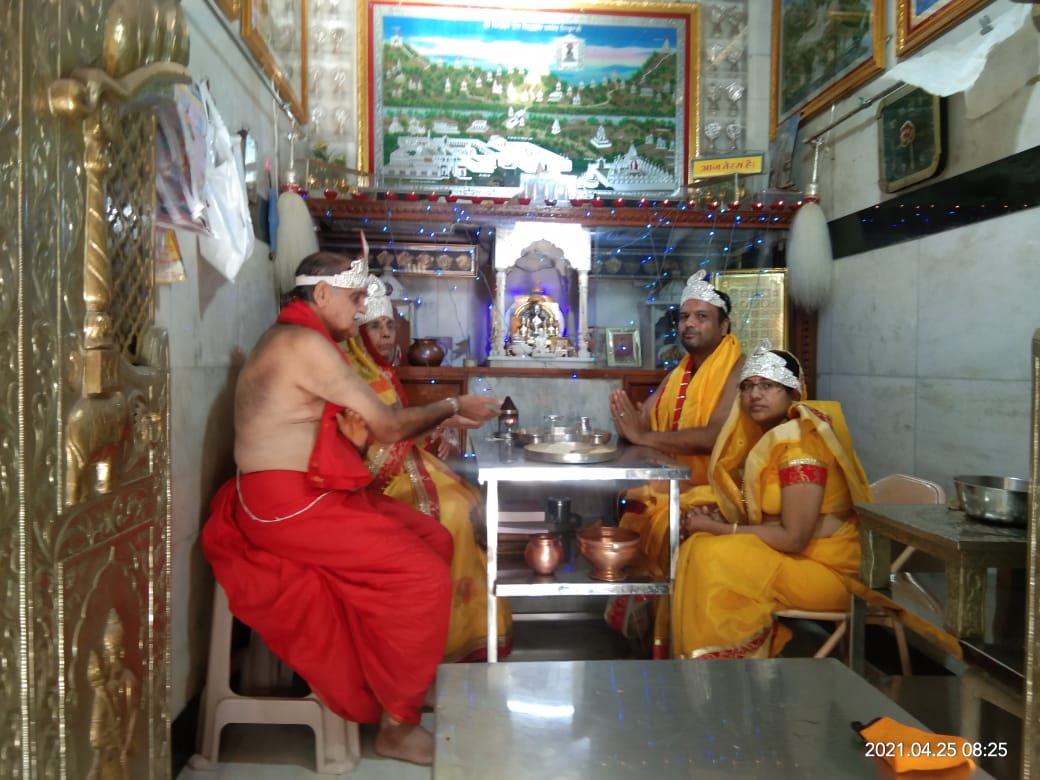 महावीर जयंती: घरों में पूजा पाठ कर लोगों ने मनाया जनकल्याण उत्सव, देखें तस्वीरें 