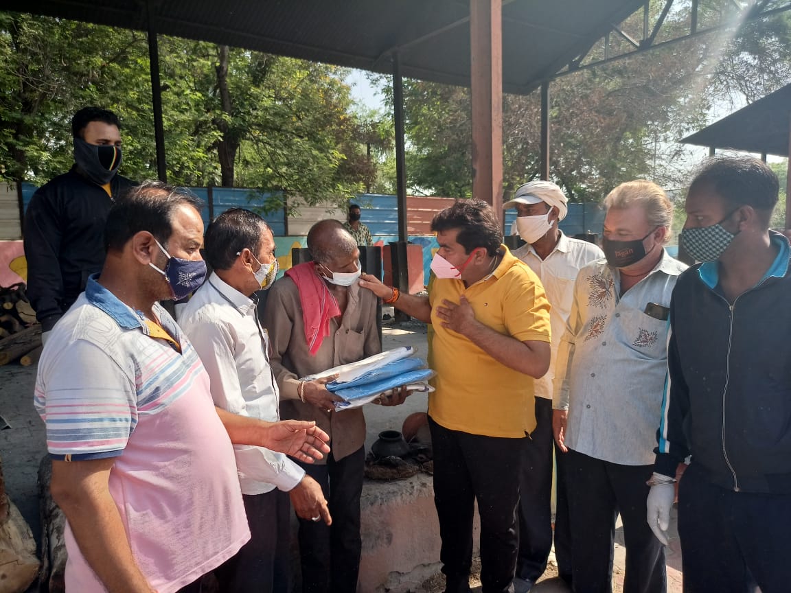 मुक्तिधाम के दौरे पर निकले कांग्रेस विधायक संजय शुक्ला, कर्मचारियों का किया सम्मान