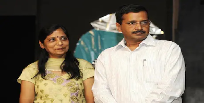 बेकाबू कोरोना की चपेट में सीएम केजरीवाल की वाइफ, खुद को किया क्वारंटीन