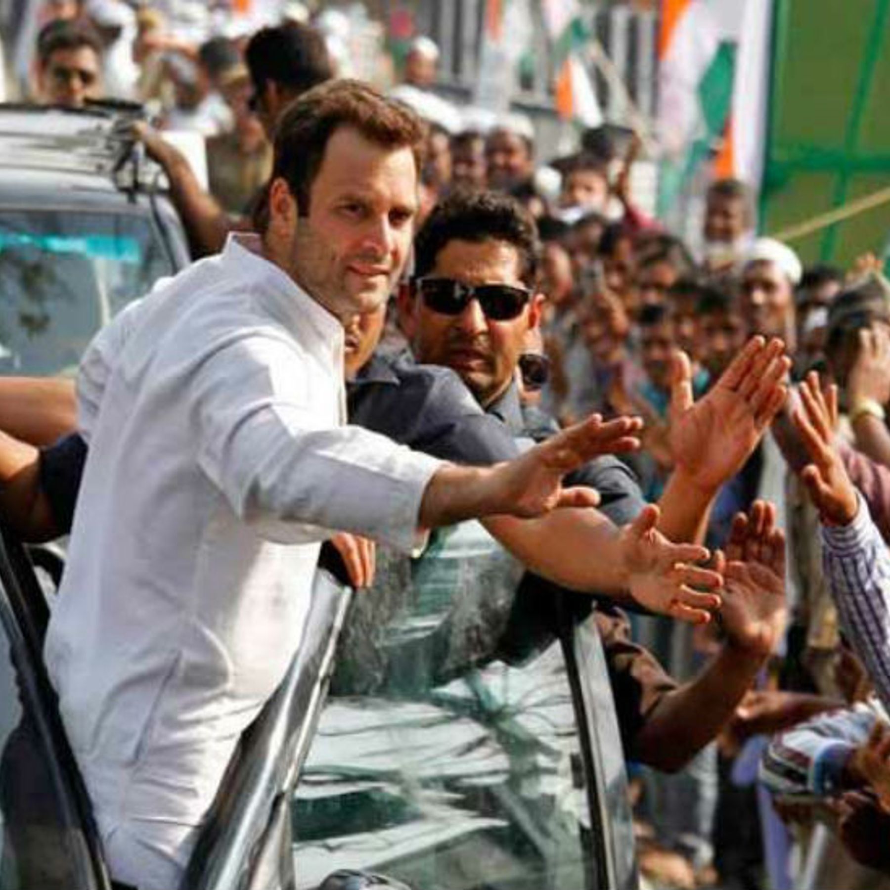 Video : गुलाब लिए छोटी बच्ची की खातिर राहुल गाँधी ने रोका तेज रफ़्तार गाड़ियों का काफिला