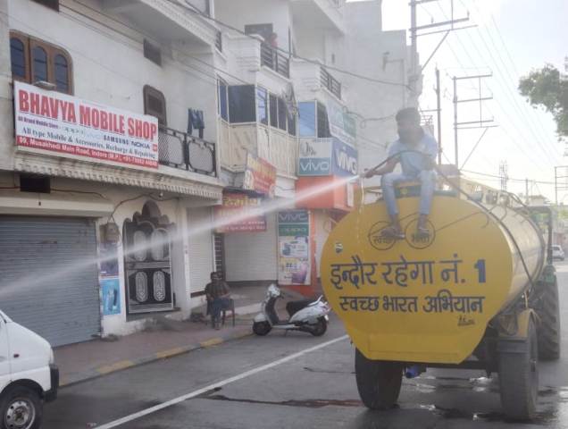 Indore News : नहीं थम रहा कोरोना कहर, निगम द्वारा सेनिटाइजेशन जारी