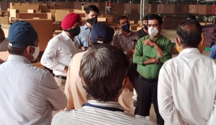 Indore News : राधास्वामी परिसर में बने कोविड केयर सेंटर का सांसद लालवानी ने किया निरीक्षण