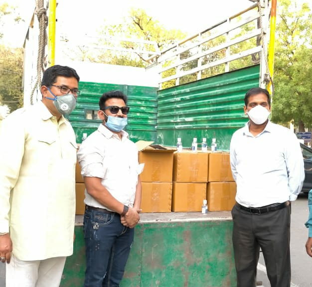 उज्जैन में समाजसेवियों द्वारा किया जा रहा सैनिटाइजर और मास्क का वितरण