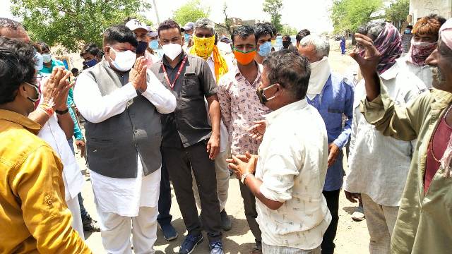 मालिखेड़ी पहुंचे उज्जैन सांसद ने खड़े रहकर लगवाया ग्रामीणों को टीका