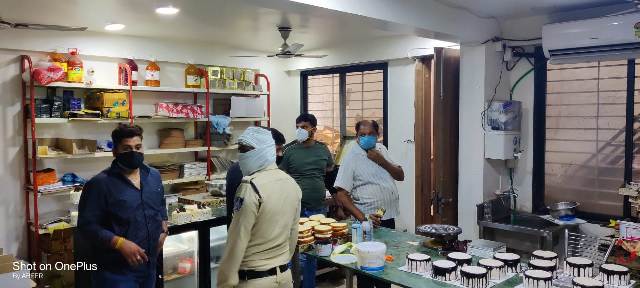 Indore News : प्रतिबंधित दुकान में भीड़ लगाने पर 2 दुकान सील