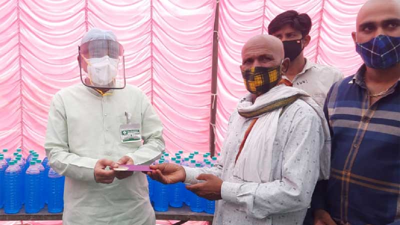 अनूठी पहल : नुक्ता पर खर्च होने वाली राशि से बांटे मास्क-सैनिटाइजर